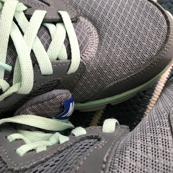 nike mint green tennis shoes